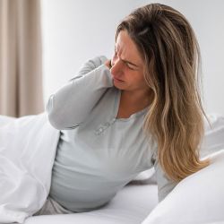 Dor no pescoço ao acordar: o que pode estar acontecendo?